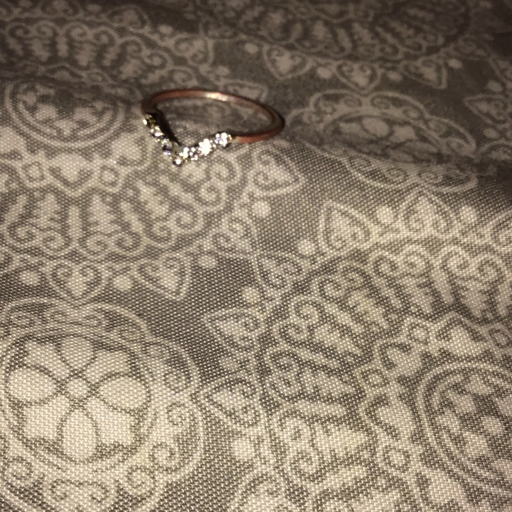 I am selling a Rose gold toe ring